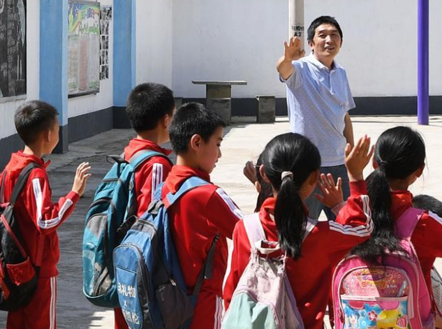 照亮了无数深山学子前行的路也辉映着新时代村庄教育的期望之光 照亮了无数深山学子前行的路也辉映着新时代村庄教育的期望之光